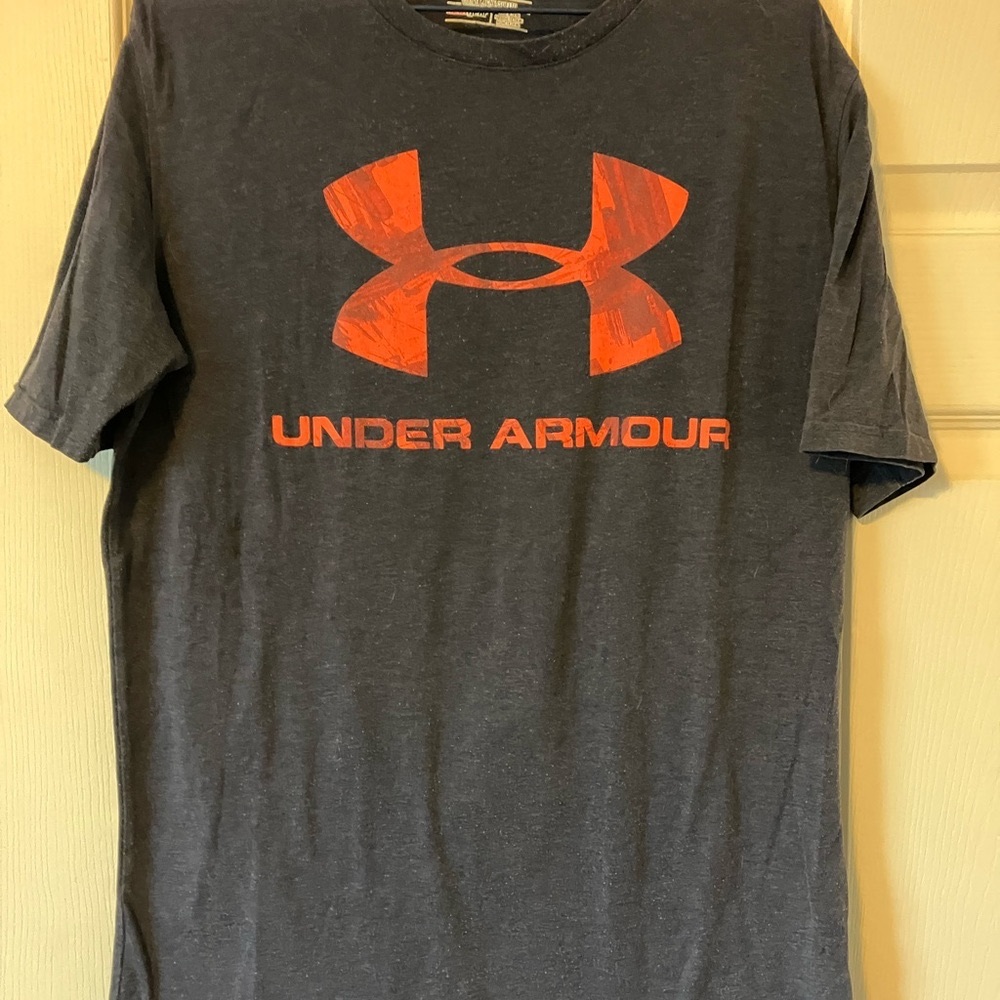 Men’s Under Armor T-shirt. Size small. In used good condition